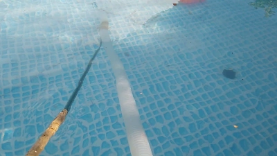 Limpiar fondo piscina plástico